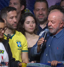 Lula discursa cercado por apoiadores Foto: Reprodução/Globo