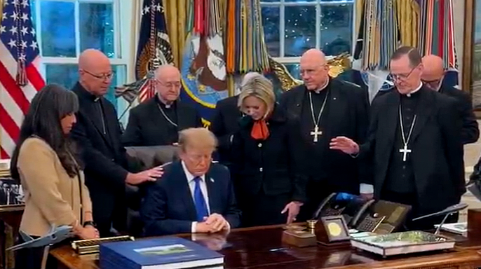 A Casa Branca defende Trump após arcebispo chamar momento de oração de 'manipulado' antes das eleições intermediárias