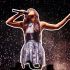 Olivia Rodrigo sorprendió durante el estreno de The Unraveled Tour con un vestido blanco que literalmente desapareció bajo la lluvia frente al público.