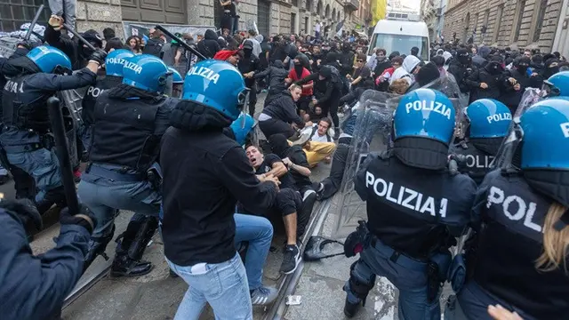 Para demonstran bentrok dengan polisi antihuru-hara saat berlangsungnya aksi protes terhadap tingginya biaya hidup di Milan, Italia, Sabtu (17/10/2026).