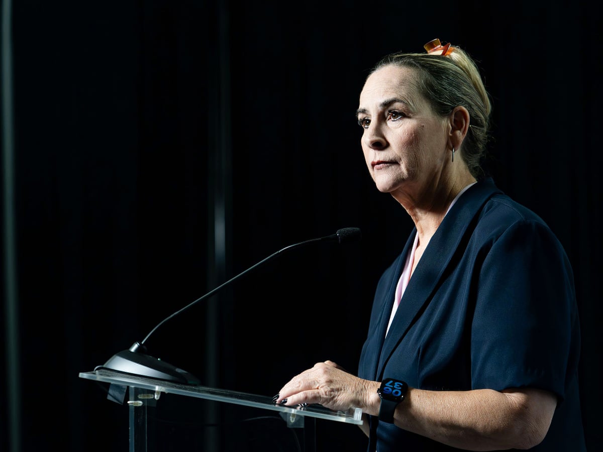 Candidata ao Congresso no Arizona diz que foi estuprada enquanto tentava reparar um letreiro de campanha