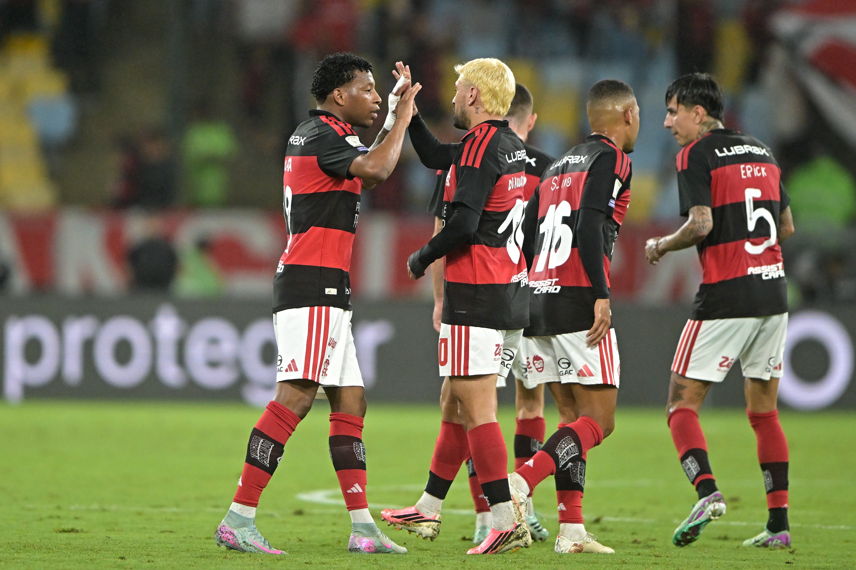 Análise: Flamengo responde rápido após eliminação, retoma liderança, mas convence só por 45 minutos