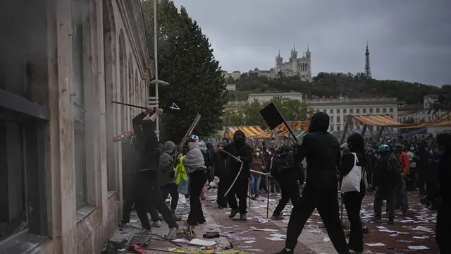 Para demonstran menyerang kantor pariwisata saat berlangsungnya aksi protes terhadap kenaikan biaya hidup yang juga menyuarakan keluhan para pelajar di Lyon, Prancis, Sabtu (17/10/2026).