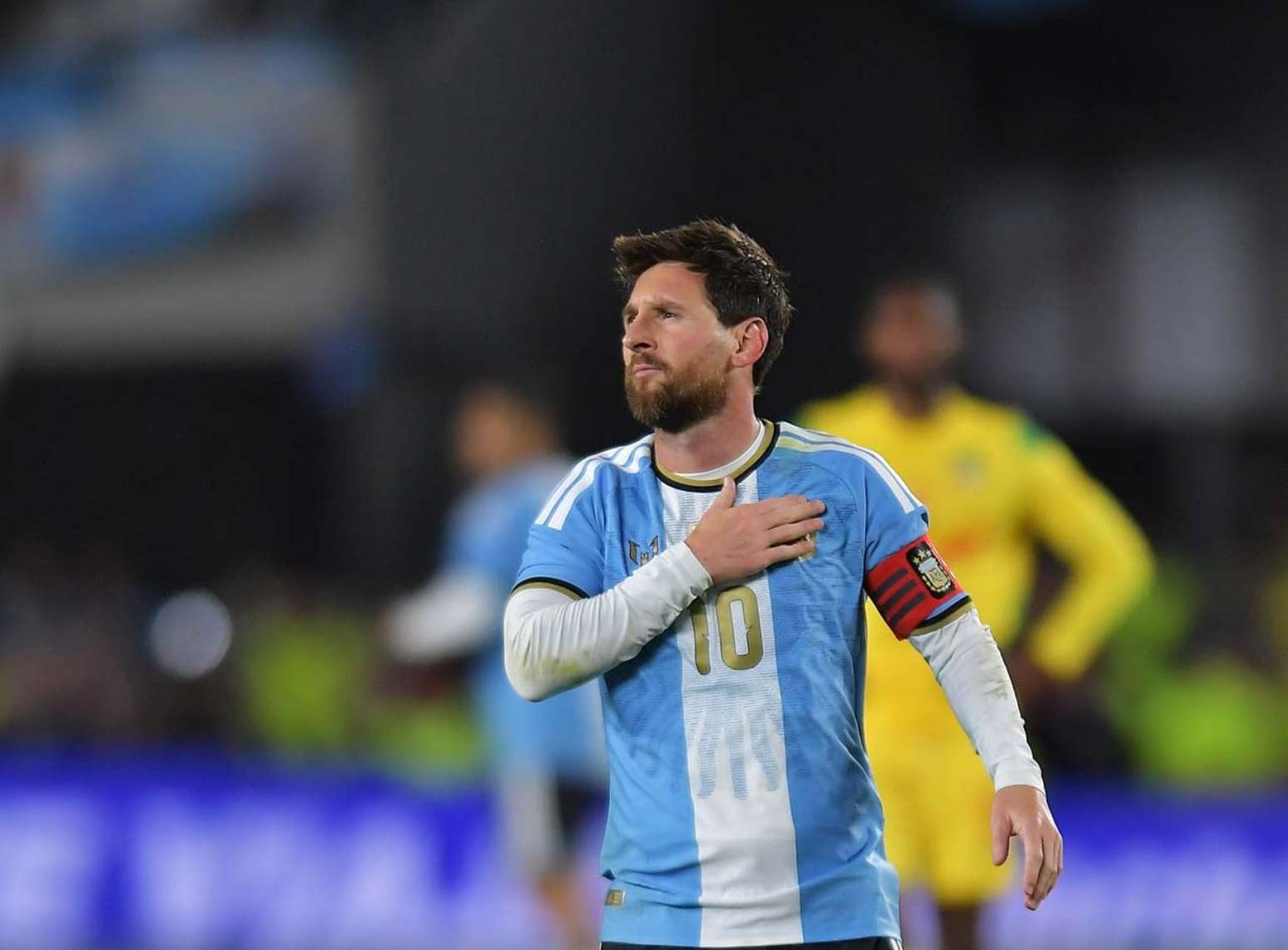 Messi fez gol e assist&ecirc;ncia em despedida &ndash;