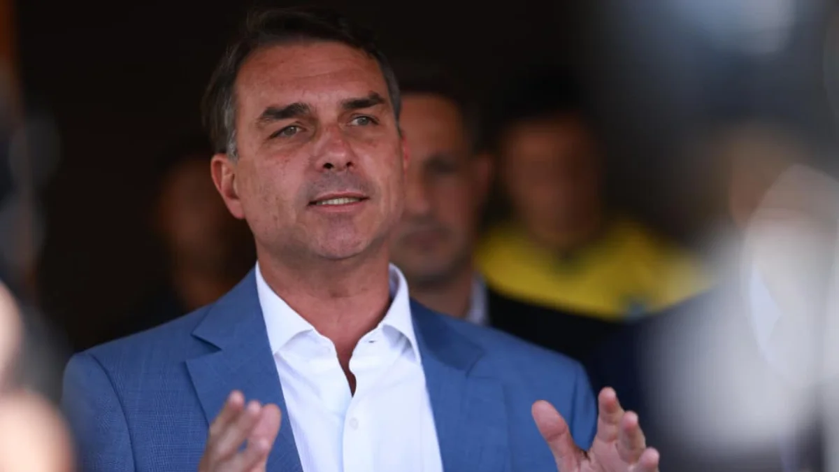 Flávio fala em "clima de velório" no PT e chama Lula de "cansado"