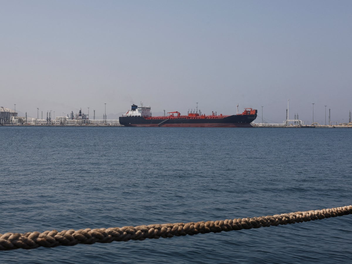 O preço do petróleo sobe acima de US$ 115 por barril em meio a temores de que os EUA renovarão ataques contra o Irã