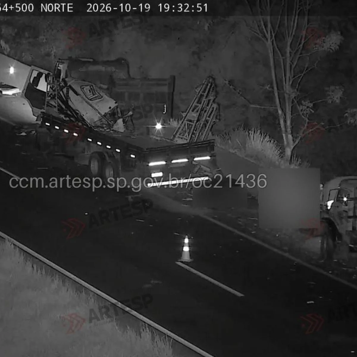 Caminhoneiro morre atropelado após descer no acostamento para ajudar colega