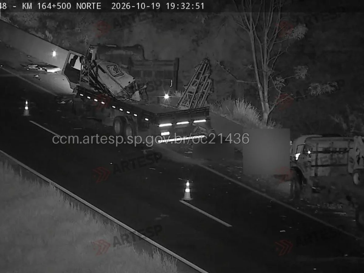 Caminhoneiro morre atropelado após descer no acostamento para ajudar colega