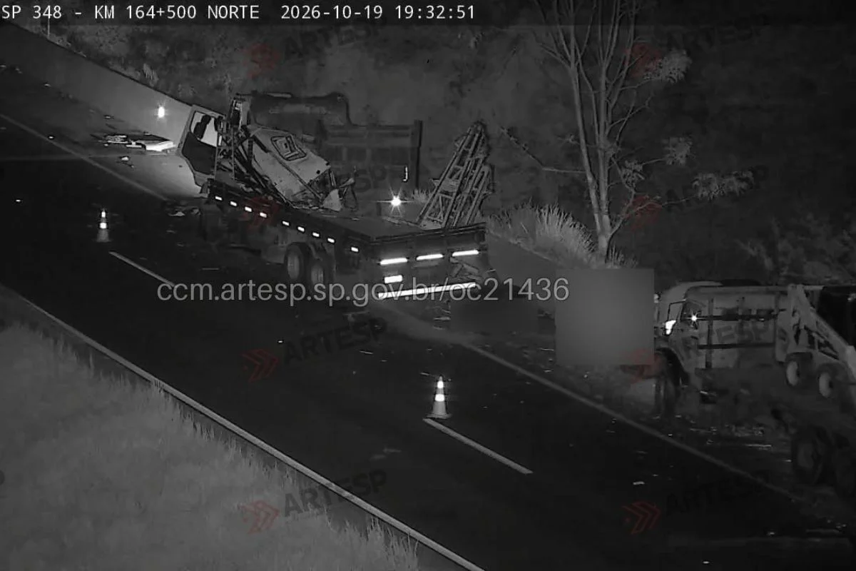 Caminhoneiro morre atropelado após descer no acostamento para ajudar colega
