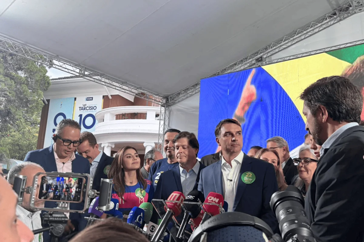 Imagem colorida do candidato à presidência, Flávio Bolsonaro (PL), durante evento em São Paulo - Metrópoles