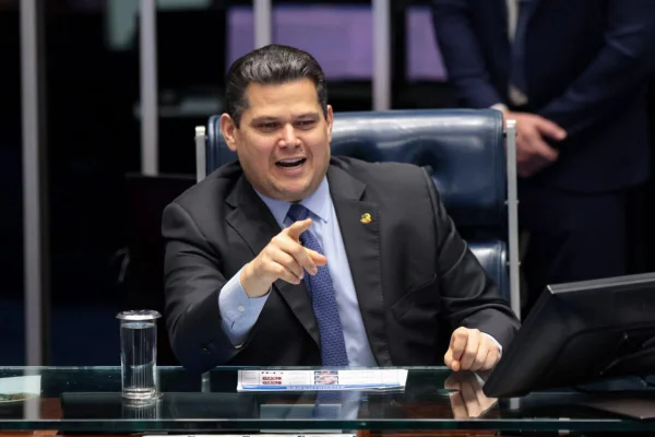 Alcolumbre: fim da escala 6x1 é "conquista gigante" para os trabalhadores