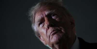 O presidente americano Donald Trump ao sair do Air Force One na base de Andrews, em Maryland, em 10 de outubro de 2026. Foto: REUTERS - Eric Lee / RFI
