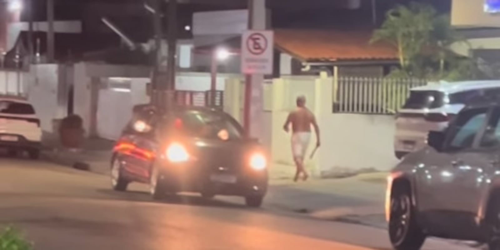 Imagem da matéria: Homem aparece com facão em avenida de João Pessoa, e populares relatam ameaças a casal