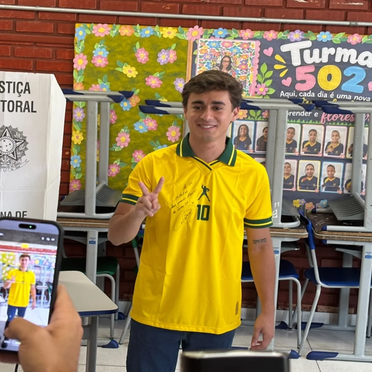 Nikolas vota em BH e diz que não cogita derrota de Flávio: "Será 54% a 46%"