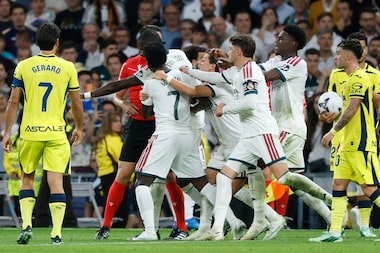 Vini Jr. marca e é expulso por falta na origem da jogada em vitória magra do Real Madrid em La Liga