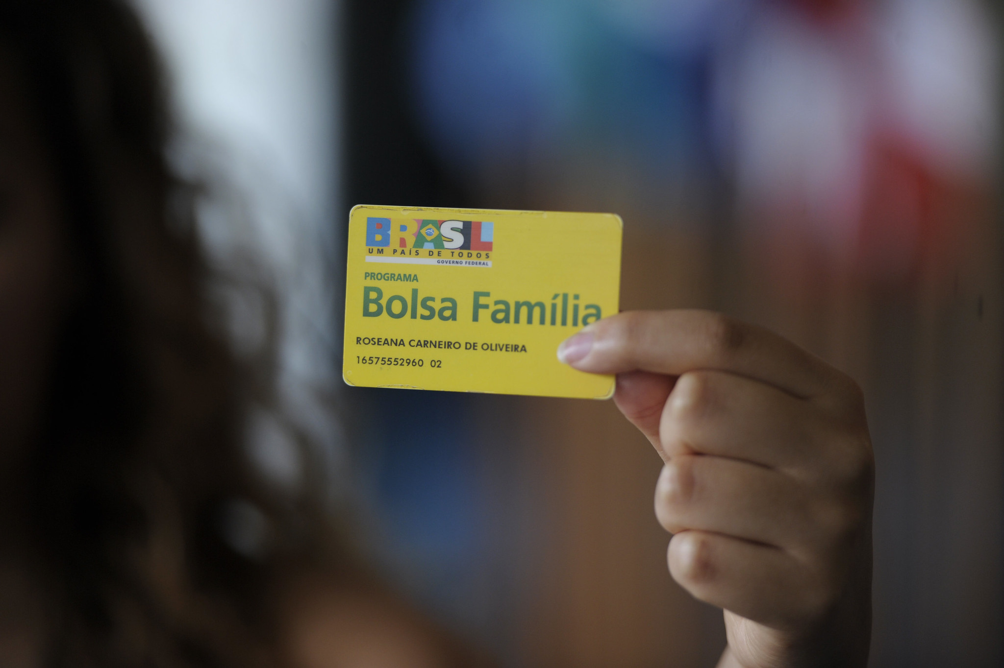 Bolsa Família começa a pagar 19,3 milhões de pessoas com reajuste de 15% a partir de hoje