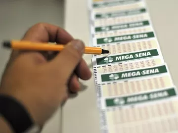 Mega-Sena acumula, e prêmio vai a R$ 305 milhões; veja números sorteados
