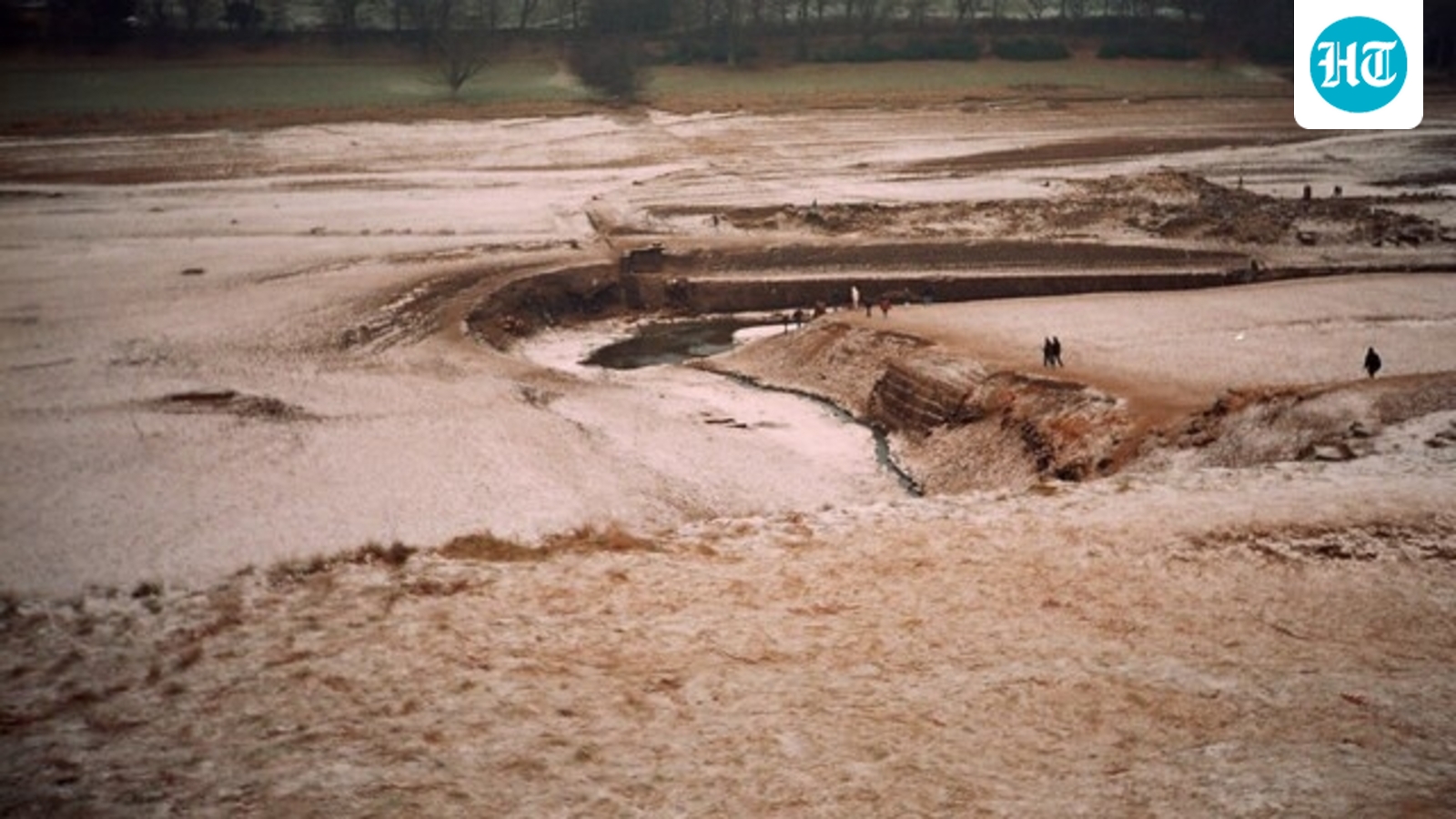 Uma aldeia submersa para construir um reservatório no Derbyshire está reaparecendo à medida que a seca deixa o nível da água abaixo de 32% nesta semana