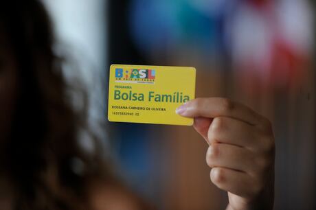 Bolsa Família começa a pagar 19,3 milhões de pessoas com reajuste de 15% a partir de hoje