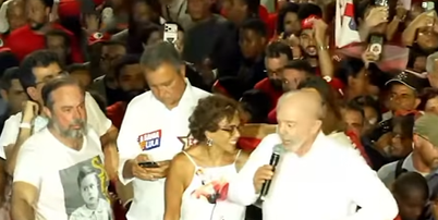 Candidato à reeleição, Luiz Inácio Lula da Silva (PT) faz discurso em cima de carro de som em Ipatinga (MG) Foto: Reprodução / YouTube
