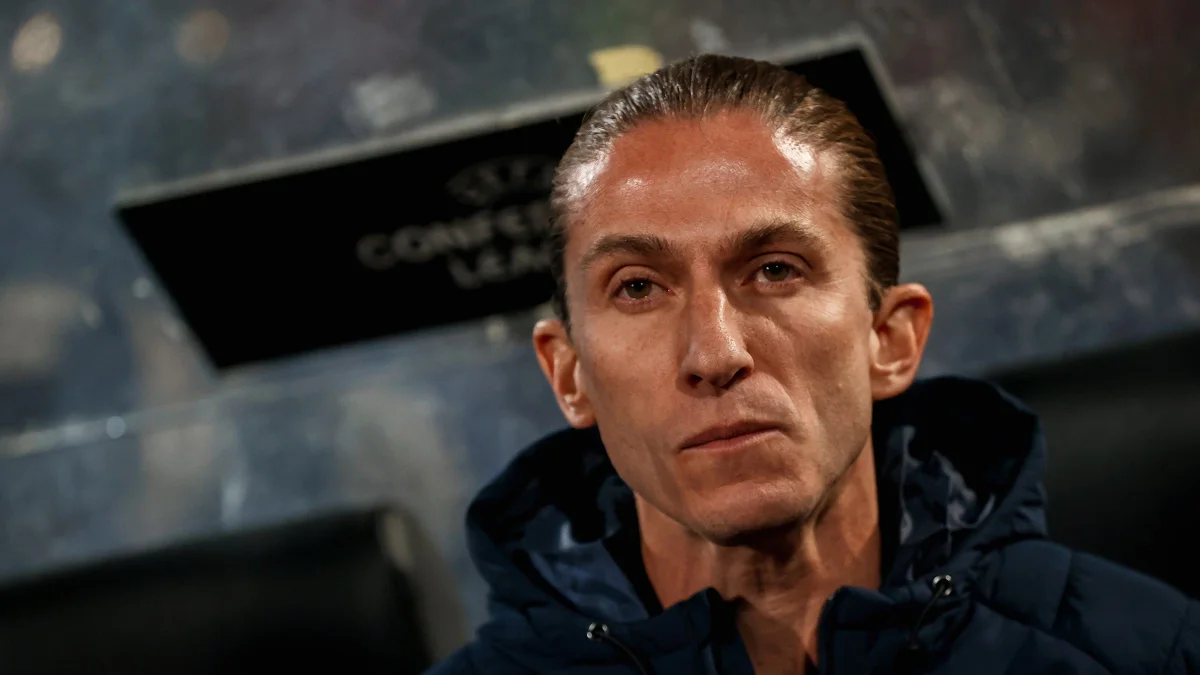 Filipe Luís vence pela terceira vez na Liga Conferência e bate nova marca