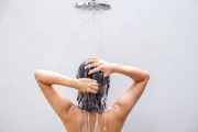 Água quente ou fria? Dermato revela qual é melhor na hora de lavar o cabelo