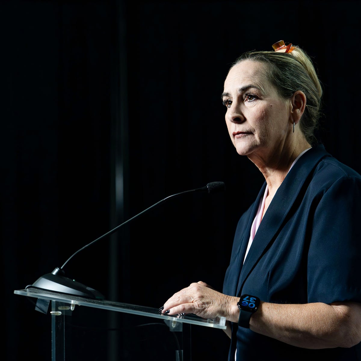 Candidata ao Congresso no Arizona diz que foi estuprada enquanto tentava reparar um letreiro de campanha