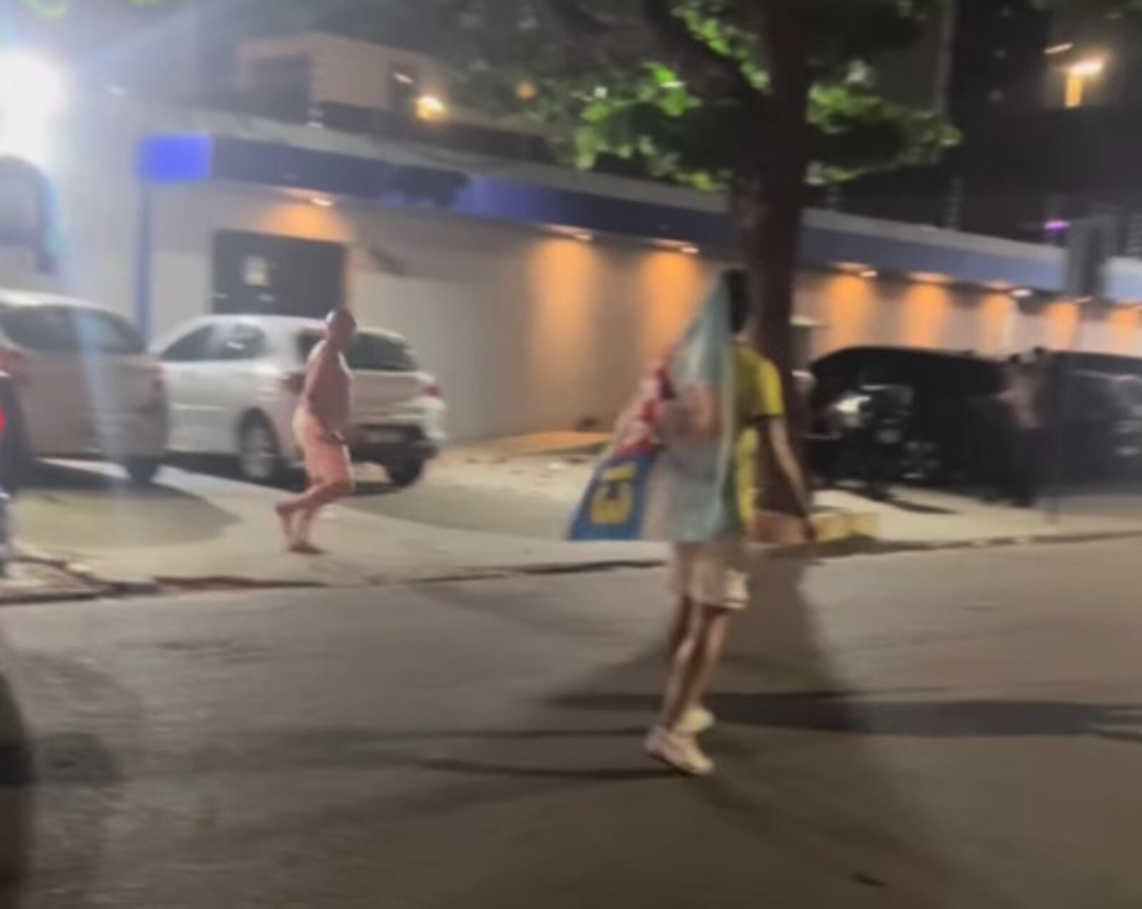 Imagem da matéria: Homem aparece com facão em avenida de João Pessoa, e populares relatam ameaças a casal