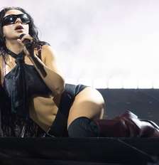 Charli XCX no festival de Glastonbury 2025 Foto: Joseph Okpako / WireImage / Rolling Stone Brasil