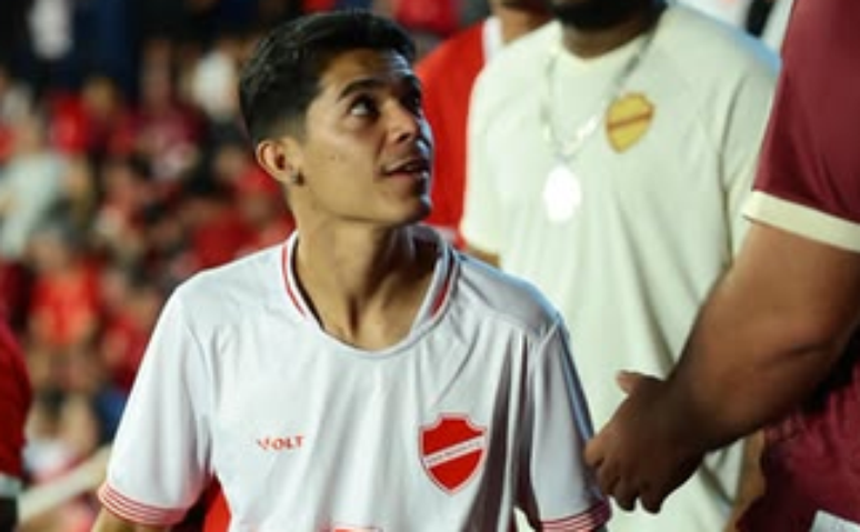 Influencer goiano preso pelo ICE nos EUA é deportado para o Brasil