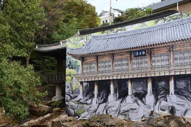 Han Sung-pil's 'Songseokjeong: Built of Emptiness' (2026) is installed at Seongbuk-dong Byeolseo, a secluded traditional garden in Seoul, Monday, as part of the inaugural edition of Seongbuk Art Week. Korea Times photo by Lee Hae-rin