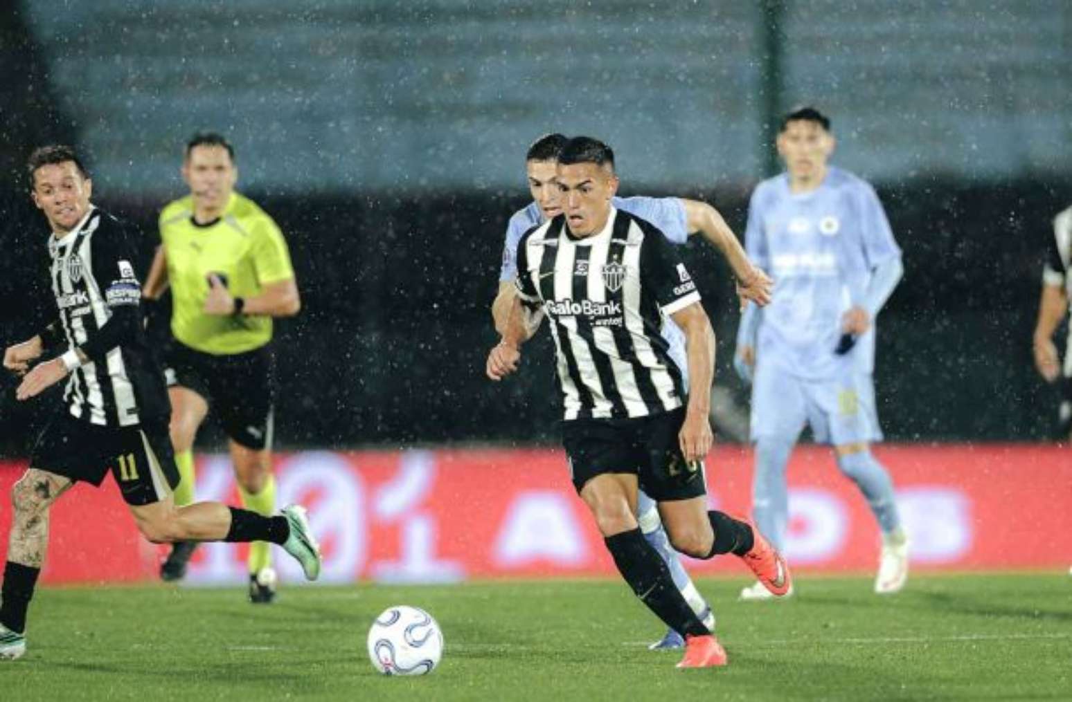 Galo perdeu, mas avan&ccedil;ou &agrave; final da Sul-Americana &ndash;