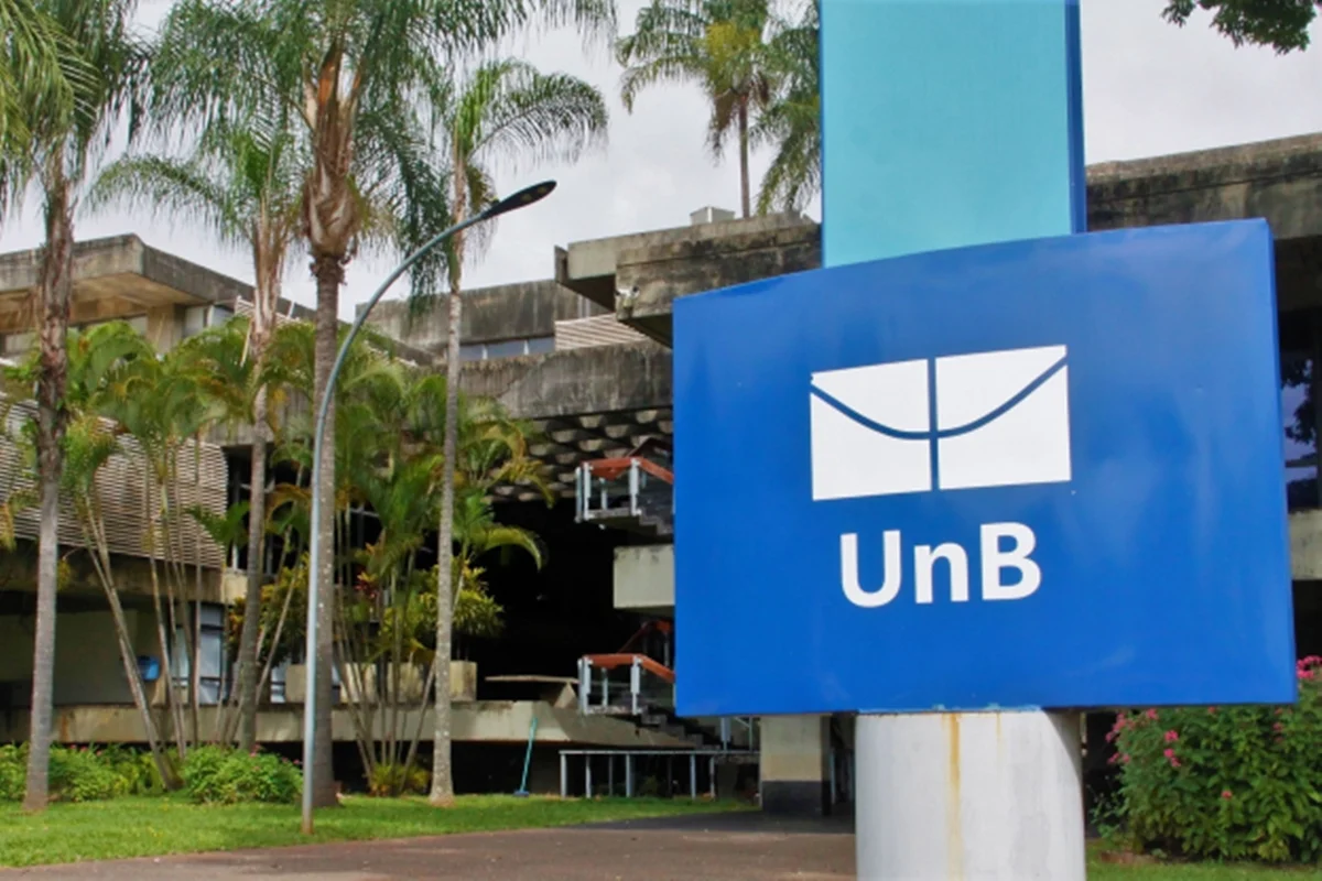 Imagem mostra uma placa da Universidade de Brasília, a UNB. Metrópoles