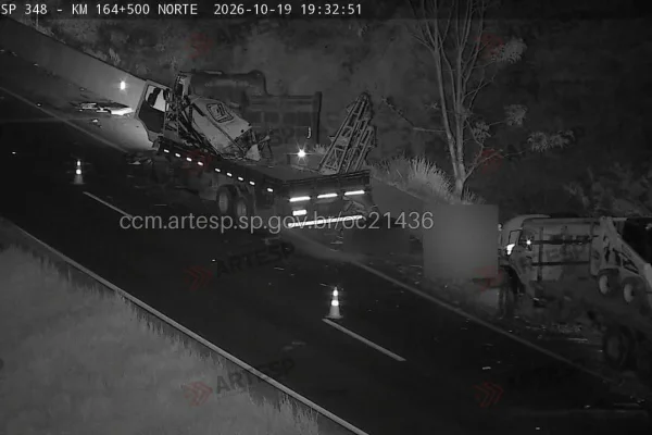 Caminhoneiro morre atropelado após descer no acostamento para ajudar colega