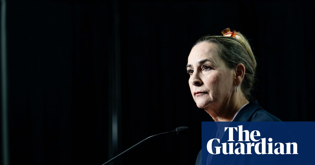 Candidata ao Congresso no Arizona diz que foi estuprada enquanto tentava reparar um letreiro de campanha