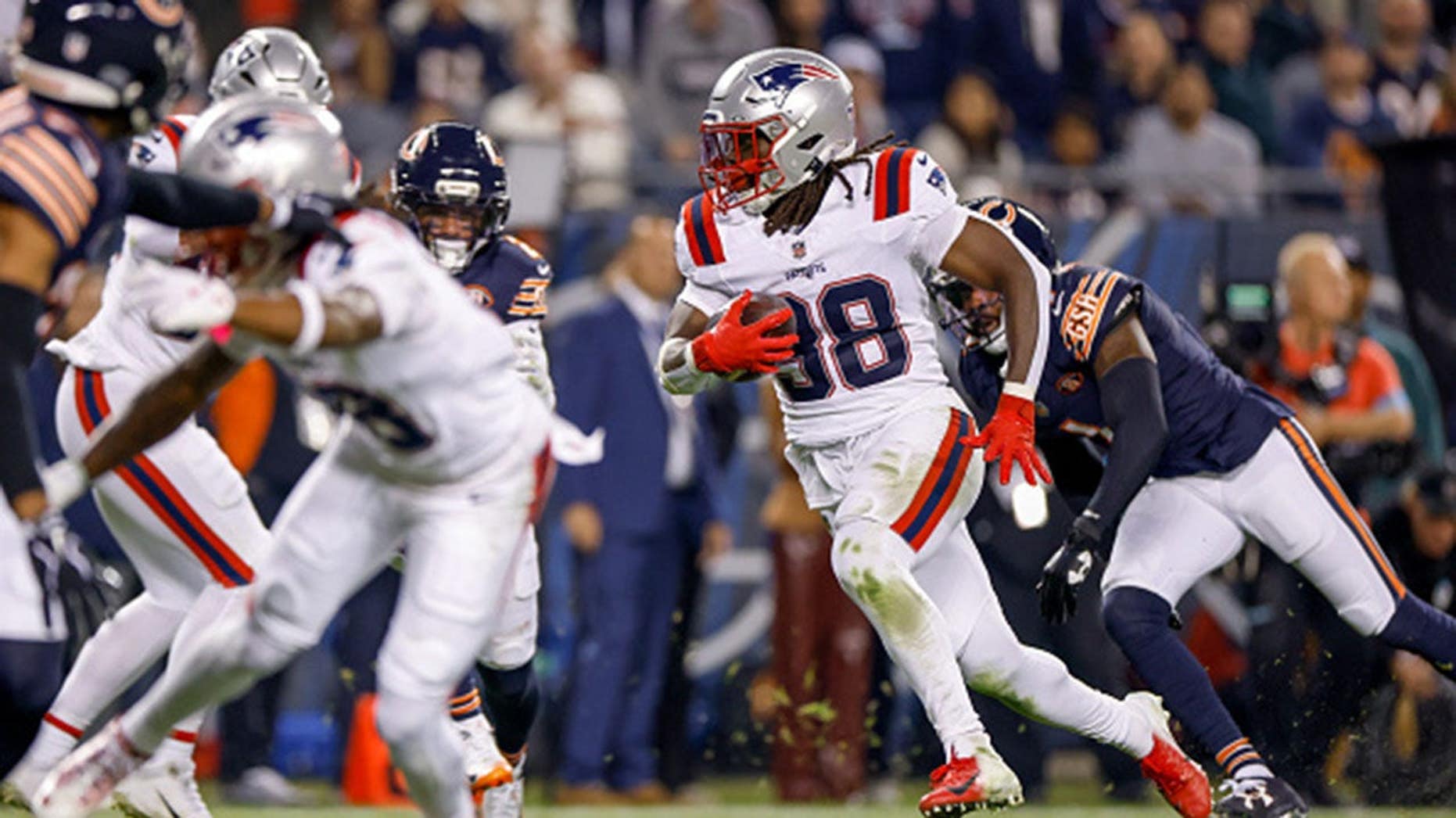 A interceptação de Drake Maye na zona de endzone se revelou custosa enquanto os Patriots caem por 30-24 contra os Bears no horário nobre