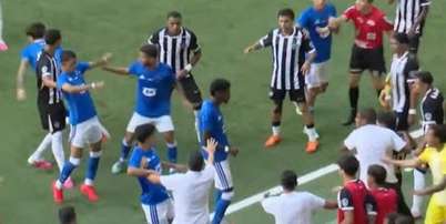 Atl&eacute;tico larga na frente do Cruzeiro para encerrar jejum de t&iacute;tulos no Mineiro Sub-20 - Foto: Divulga&ccedil;&atilde;o / Galo Na Base / Jogada10