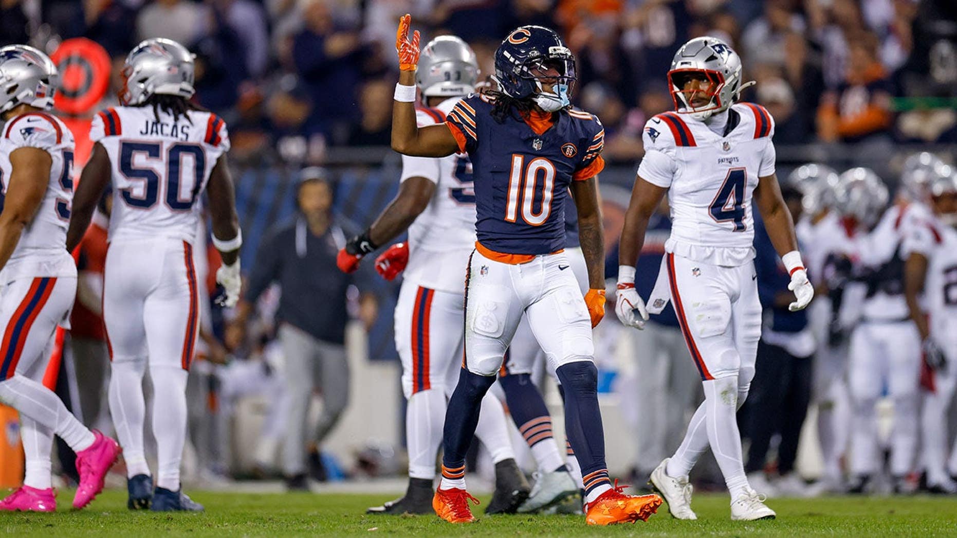 A interceptação de Drake Maye na zona de endzone se revelou custosa enquanto os Patriots caem por 30-24 contra os Bears no horário nobre