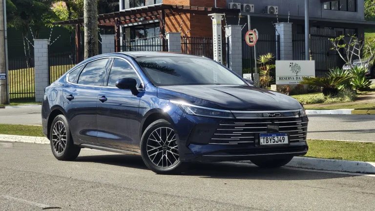 BYD joga preços do King no chão e sedan sai mais em conta que o Dolphin