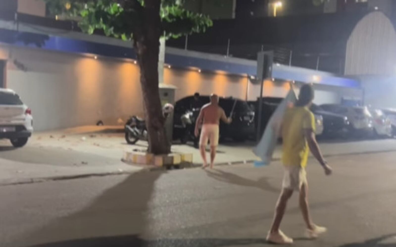 Imagem da matéria: Homem aparece com facão em avenida de João Pessoa, e populares relatam ameaças a casal