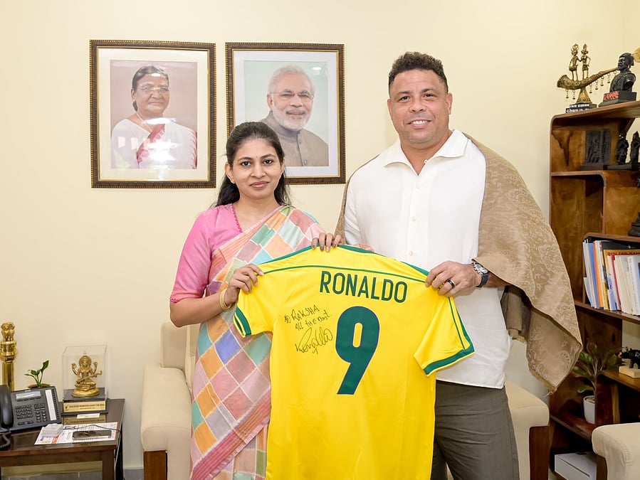 Ronaldo Nazário visita Nova Deli e presenteia o Brasil com a camisa nº 9 ao ministro esportivo da Índia