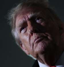O presidente americano Donald Trump ao sair do Air Force One na base de Andrews, em Maryland, em 10 de outubro de 2026. Foto: REUTERS - Eric Lee / RFI